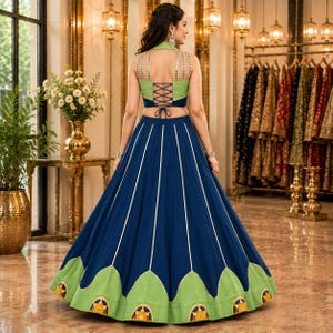 Lengha azul pavo real y verde lima con choli estampado, traje de garba gujarati con borde folclórico