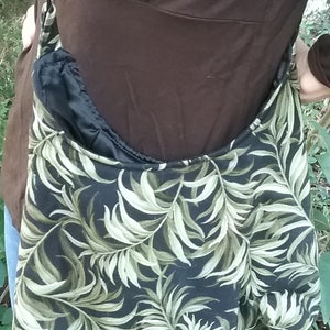 BOLSO HOBO hecho a mano con estampado de helechos y correa de piel forrada // COSIDO EN CASA