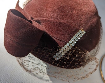 REBAJAS DE PRIMAVERA Sombrero de mujer antiguo vintage de los años 40, de lana afieltrada marrón con pedrería y velo.
