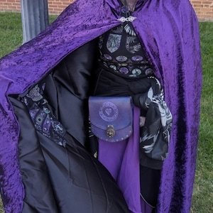 Lila Samt Kapuzen Cape, Silber Verschluss, Schwarzer Satin Futter