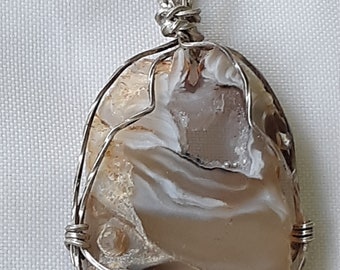 REBAJAS DE PRIMAVERA. Colgante artesanal de ágata de encaje, hecho con alambre. Necesita cadena. Plata de ley.