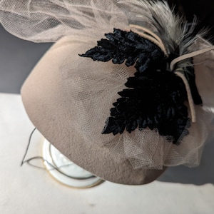ANTIQUE Vintage 1940s Women&#39;s HAT  Fawn & black felted wool w/fascinator decor/tan veil &quot;ERNIE&#39;