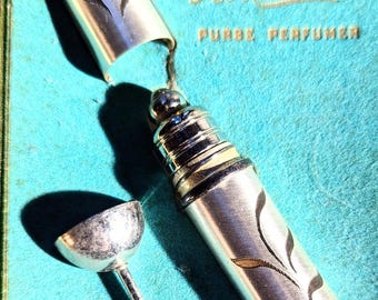 Aplicador de perfume pequeño vintage ROLLARAMA de los años 50, ANTIGUO, plateado grabado, tamaño pintalabios, ideal para el bolso. En su caja original.