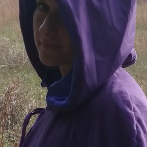 Lila Samt Cape: Romantischer langer Umhang mit Kapuze und keltischem Verschluss