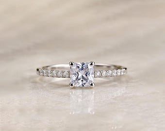 Anello solitario con zircone, anello con zircone bianco taglio cuscino, anello di fidanzamento con pavé, elegante anello di fidanzamento, regalo minimalista per lei