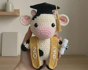 Graduation Cow Crochet Plush, 2026 Graduate Amigurumi Cow Doll, Handmade Graduation Gift, Cow Plushie With Cap & Diploma, Keepsake Gift