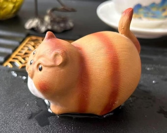 Mascota de té de gato naranja regordete - Decoración de mesa de arcilla morada