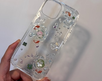 Funda para teléfono de resina hecha a mano con diseño de estanque de carpas koi y flor de loto.