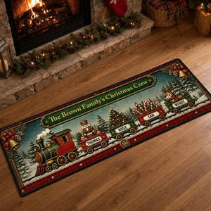 Peut inclure: Un tapis de sol rectangulaire illustré d'un train de Noël festif. Le train comprend une locomotive, un casse-noisette, un sapin de Noël, des sucres d'orge et un renne. Le texte indique The Brown Family's Christmas Crew, Thomas, Rosie, Sam et Wendy.