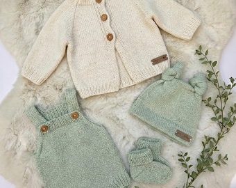 Set per neonato da lavorare a maglia, composto da cardigan, tutina, cappellino e calzini, realizzati a mano, ideale come regalo per baby shower per maschietto o femminuccia.