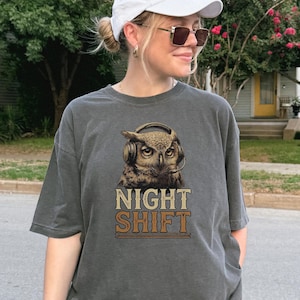 Night Shift Owl T-Shirt: Vintage Graphic Tee for Nurses, Dispatchers