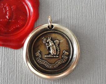 Gezegend zijn de bescheiden - Eekhoorn Wax Seal Hanger - Verheven - Antieke Wax Seal Sieraden Latijnse motto in brons