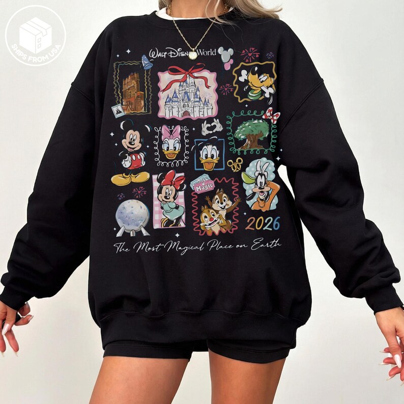 Puede incluir: Sudadera negra con un dise&ntilde;o colorido de Disney World. El dise&ntilde;o incluye varios personajes de Disney y el texto "Walt Disney World", "2026" y "The Most Magical Place on Earth".