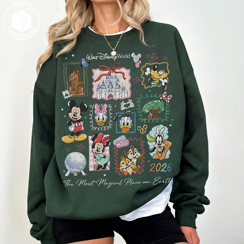 Puede incluir: Sudadera verde oscuro con varios personajes y lugares emblem&aacute;ticos de Disney. El dise&ntilde;o incluye a Mickey Mouse, Minnie Mouse, el Pato Donald y Chip y Chop, junto con el texto "Walt Disney World" y "2026". Tambi&eacute;n est&aacute; presente la frase "The Most Magical Place on Earth".