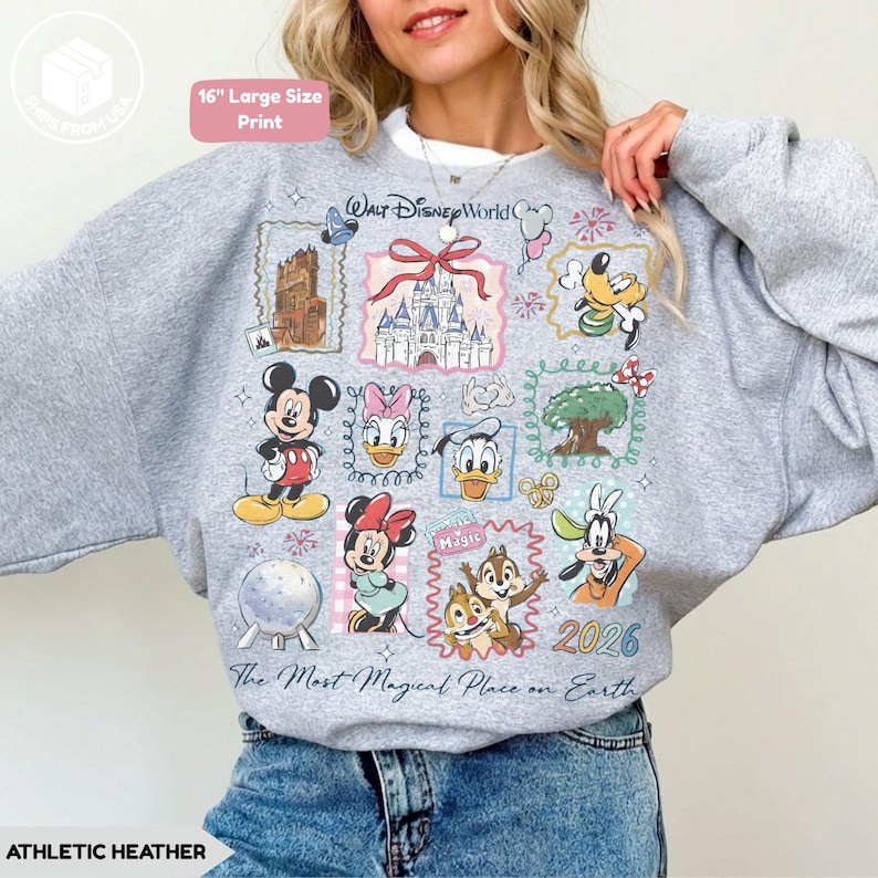 Puede incluir: Sudadera gris jaspeada con un estampado grande y colorido con personajes y lugares de Disney. El dise&ntilde;o incluye a Mickey Mouse, Minnie Mouse, Donald Duck y Chip y Chop, con el texto "Walt Disney World" y "The Most Magical Place on Earth".