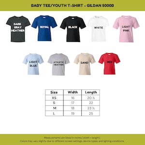 以下が含まれることがあります： ベビー＆ユースTシャツの画像。ダークグレー、ロイヤルブルー、ブラック、ホワイト、ライトピンクなど、さまざまな色があります。サイズ表にはインチ単位の寸法が記載されており、XSサイズの幅は16インチ（40.6 cm）です。