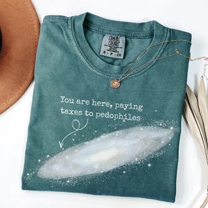 Estás aquí: Pagando impuestos a pedófilos. Camiseta de colores cómodos, camiseta anti Donald Trump, camiseta de Trump con la lista de Epstein, archivos de Epstein, camiseta anti-MAGA. imagen 6