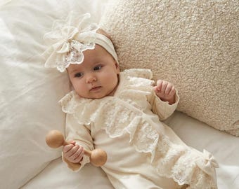 Completo per neonata composto da tutina in pizzo e fascia per capelli, elegante completo per neonata 100% cotone