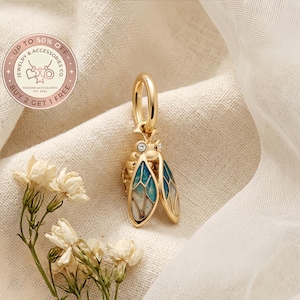 Puede incluir: Una taza de cerámica blanca con un asa negra y el texto "But First, Coffee" en negro, en negrita. La taza está sobre una superficie blanca.