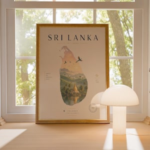 Peut inclure: Une affiche verticale encadrée présentant une carte du Sri Lanka au centre, remplie d'une illustration paysagère d'un temple doré, de palmiers et d'un lac. Le texte indique SRI LANKA, LAND OF TEA, TEMPLES & COAST, EST. 1948 et COLOMBO.