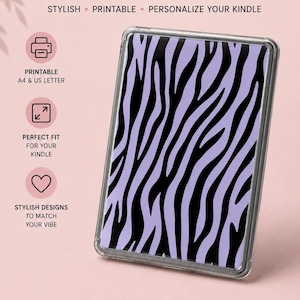 Op de afbeelding: Een Kindle-inzetstuk met een paars en zwart zebrastrepenpatroon in een doorzichtige beschermhoes. De tekst luidt KINDLE INSERTS, STYLISH PRINTABLE PERSONALIZE YOUR KINDLE, PRINTABLE A4 & US LETTER, PERFECT FIT FOR YOUR KINDLE, STYLISH DESIGNS TO MATCH YOUR VIBE, DOWNLOAD PRINT INSERT ENJOY.