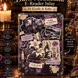 Könnte beinhalten: Eine transparente E-Reader-Einlage für Kindle und Kobo mit einer Collage aus violetten und schwarzen Motiven, darunter ein gotisches Schloss, Schmetterlinge, Lilien, Bücherstapel, ein Mikroskop und die Aufschriften Dark Academia, Forbidden Romance, Midnight Lab, Slow Burn.