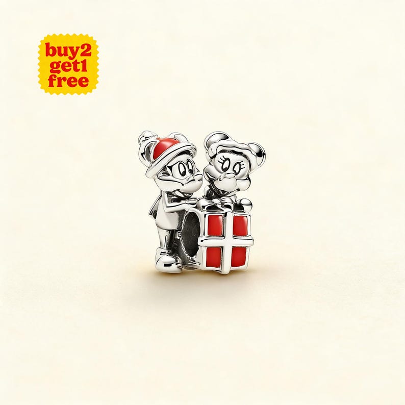 Puede incluir: Un letrero de madera r&uacute;stico con la palabra "Welcome" escrita a mano. El letrero est&aacute; pintado de blanco con un acabado envejecido y presenta un elemento floral decorativo. El fondo es una imagen borrosa de una casa.