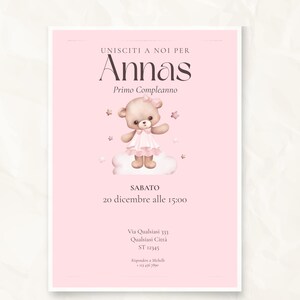 Puede incluir: Una tarjeta de invitaci&oacute;n rosa con el texto "Annas Primo Compleanno". Presenta una ilustraci&oacute;n de un oso de peluche con un vestido y de pie sobre una nube. Tambi&eacute;n se incluye la fecha y la hora.