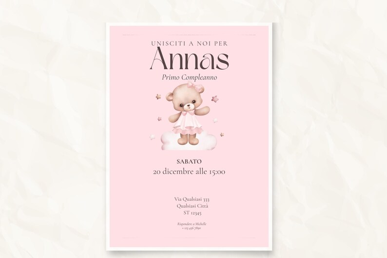 Puede incluir: Una tarjeta de invitaci&oacute;n rosa con el texto "Annas Primo Compleanno". Presenta una ilustraci&oacute;n de un oso de peluche con un vestido y de pie sobre una nube. Tambi&eacute;n se incluye la fecha y la hora.
