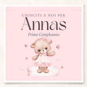 Puede incluir: Tarjeta de invitaci&oacute;n rosa con el texto "UNISCITI A NOI PER Annas Primo Compleanno". La tarjeta presenta una ilustraci&oacute;n de acuarela de un oso de peluche con un vestido y un lazo rosa, rodeado de estrellas.