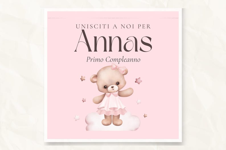 Puede incluir: Tarjeta de invitaci&oacute;n rosa con el texto "UNISCITI A NOI PER Annas Primo Compleanno". La tarjeta presenta una ilustraci&oacute;n de acuarela de un oso de peluche con un vestido y un lazo rosa, rodeado de estrellas.