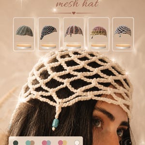 Op de afbeelding: Een witte gehaakte mesh hoed met een ruitvormig weefpatroon en een hangende turquoise kraal. De afbeelding toont de tekst Crochet mesh hat en bevat een kleurenpalet met de opties groen, azuur-beige, roze-azuur, roze-geel en wit.