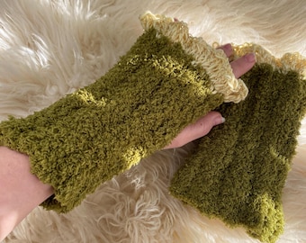 Crochet fingerless gloves in moss effect yarn – boho cottagecore fairy style