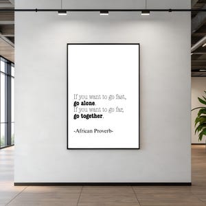 Op de afbeelding: Een witte keramische mok met een zwarte handgreep en de tekst "But First, Coffee" in een vetgedrukte, zwarte letter. De mok staat tegen een vage achtergrond, wat een gezellige setting suggereert.