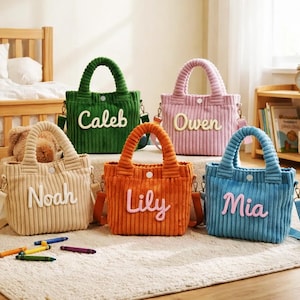 Puede incluir: Cinco bolsos tote de pana en beige, verde, naranja, rosa y azul, cada uno con un nombre diferente bordado en blanco: Noah, Caleb, Lily, Owen y Mia. Los bolsos tienen asas y correas ajustables a juego.