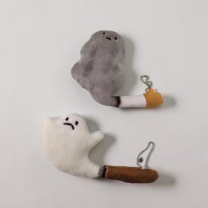 Puede incluir: Un letrero de madera rústica con el texto "Welcome to our home" en letras blancas. El letrero presenta un acabado envejecido y un diseño sencillo y acogedor, ideal para un porche o entrada.