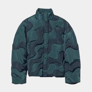 Könnte beinhalten: Dunkelgrüne Steppjacke mit hohem Kragen und einem einzigartigen Wellenmuster in Grün- und Schwarztönen. Die Jacke hat ein gestepptes Design und einen durchgehenden Reißverschluss.