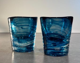 Vasos de chupito Kosta Boda Mine (par) – Vidrio artístico turquesa – Diseño escandinavo – Ulrica Hydman Vallien