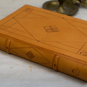 HardCover Leder Notizbuch. B5 Leder Notizbuch Orange. Leder Skizzenbuch. Personalisiertes Gästebuch. Hochzeitsgeschenk. Geschenk zum Jahrestag Bild 7
