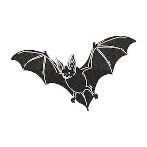 Può includere: Una toppa ricamata raffigurante un pipistrello nero con filo bianco che delinea ali, orecchie e corpo. Il pipistrello è raffigurato in posizione di volo con le ali completamente spiegate, mostrando cuciture dettagliate che ne definiscono la forma.