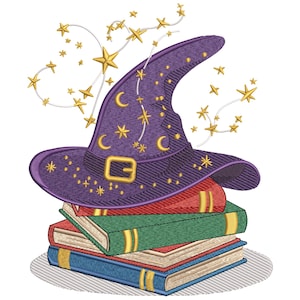 Może przedstawiać: Fioletowy kapelusz czarownicy ze złotymi gwiazdami i księżycami spoczywa na stosie książek. Książki są czerwone, zielone i niebieskie, ze złotymi akcentami. Złote gwiazdy i linie emanują z kapelusza, tworząc fantazyjny wzór.
