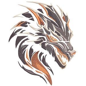 Könnte beinhalten: Gesticktes Design eines Drachenkopfes, detailliert und stilisiert dargestellt. Der Drachenkopf ist überwiegend dunkelgrau mit Akzenten in Bronze und Creme. Das Design weist scharfe, kantige Merkmale und ein offenes Maul mit sichtbaren Zähnen auf.