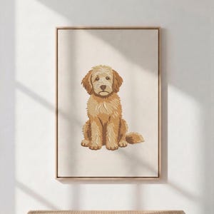 Puede incluir: Una pieza de arte mural enmarcada que presenta una ilustraci&oacute;n detallada y centrada de un perro doodle de color marr&oacute;n dorado sentado. El perro tiene pelaje rizado, orejas ca&iacute;das y una expresi&oacute;n suave, en tonos bronce y marr&oacute;n sobre fondo crema.