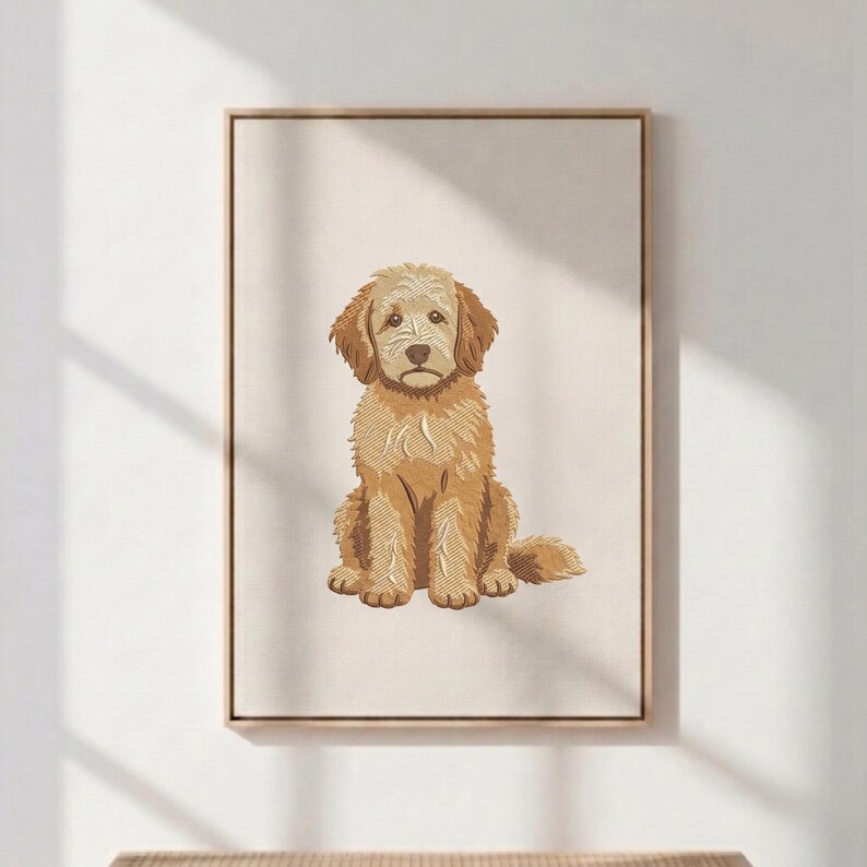 Puede incluir: Una pieza de arte mural enmarcada que presenta una ilustraci&oacute;n detallada y centrada de un perro doodle de color marr&oacute;n dorado sentado. El perro tiene pelaje rizado, orejas ca&iacute;das y una expresi&oacute;n suave, en tonos bronce y marr&oacute;n sobre fondo crema.