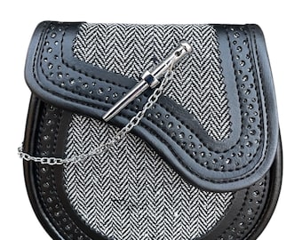Sporran tradizionale per kilt con cintura a catena con chiusura a perno, fatto a mano in tweed scozzese grigio e pelle nera