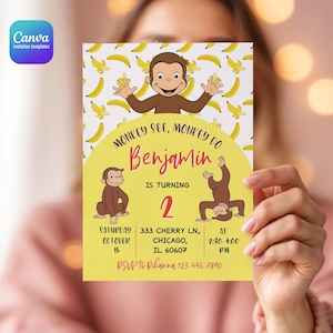 Könnte beinhalten: Eine gelbe Geburtstagseinladung mit einem Cartoon-Affen und dem Text "Monkey See, Monkey Do" und "Benjamin wird 2." Die Einladung enthält Eventdetails: Datum, Uhrzeit und Ort in Chicago, IL. Das Design enthält Bananen.