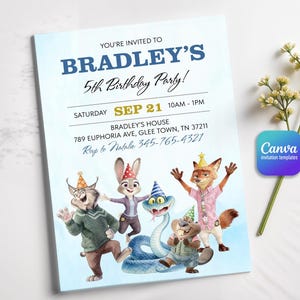 K&ouml;nnte beinhalten: Eine rechteckige Geburtstagseinladungskarte mit hellblauem Hintergrund und Zeichentrick-Tierfiguren mit Partyh&uuml;ten. Der Text lautet: YOU'RE INVITED TO BRADLEY'S 5th Birthday Party! SATURDAY SEP 21 10AM - 1PM BRADLEY'S HOUSE 789 EUPHORIA AVE, GLEE TOWN, TN 37211 Rsvp to Natalie 345-765-4321.