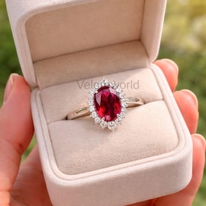 Anello fatto a mano con rubino ovale da 2,50 carati, contorno di moissanite e argento sterling. Regalo per la festa della mamma.