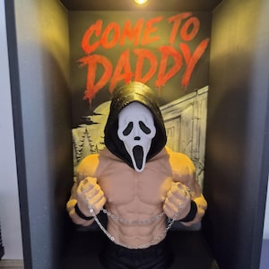 May include: A muscular torso figurine wearing a black hooded Ghostface mask, black wristbands, and black trousers. The figure holds a silver chain in its hands. Behind the figure, a black display box features the red text COME TO DADDY.