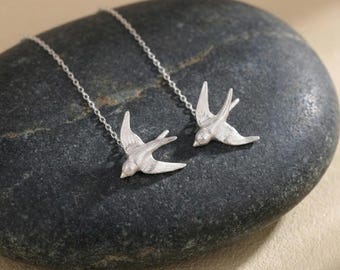 Pendientes colgantes de plata esterlina con forma de golondrina, pendientes de botón con forma de pájaro mate y cadena.